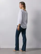 Blusa blanca de modal, marca Ruby Rd. Cuello a la base, escote en V bordado con flores. Manga ¾ amplia con puño fruncido.