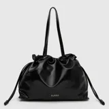 Cartera tipo shopper de cuero vegano brillante, con diseño fruncido en la parte superior mediante cordones laterales ajustables. Cuenta con doble asa larga para llevar al hombro y logo de la marca en la parte frontal.