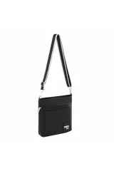 Bandolera negra de diseño compacto con cierre superior, bolsillo frontal con cierre y parche con logo de la marca. Incluye correa larga ajustable con detalles en blanco.