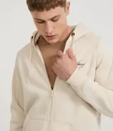 Saco masculino color beige, con capucha ajustable con cordón, cierre frontal por cremallera, manga larga con puños ajustados, bolsillo canguro y estampado lettering en el pecho.