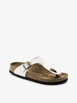 Sandalias Birkenstock modelo Gizeh, color blanco perlado, con tira delantera ajustable con hebilla y plantilla anatómica de corcho y látex. Fabricadas con Birko-Flor, material sintético patentado por Birkenstock similar al cuero.