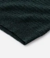 Remera de manga corta y cuello redondo, confeccionada en tejido de tricolina con textura acanalada. Presenta un diseño de corte clásico y ajuste cómodo.