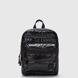 Mochila Bubba de la colección Originals, diseño acolchado con acabado brillante en color negro. Cuenta con compartimento principal con cierre, bolsillo frontal con cierre y tiradores personalizados con logo. Incluye asa superior y correas ajustables.