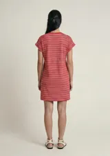 Vestido corto a rayas horizontales rojas y blancas, con cuello redondo, mangas cortas con vuelta y un bolsillo aplicado en el pecho.