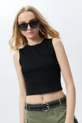 Top lila de morley, sin mangas y cuello redondo.