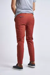 Pantalón chino color beige de gabardina, corte regular y logo bordado.