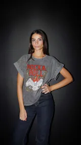 Remera gris de algodón con estampado de letras rojas "Rock & Roll" y un águila blanca con detalles dorados.