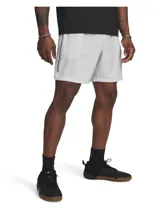 Short deportivo Under Armour modelo UA Woven Wordmark para hombre, color gris claro, con cintura elástica y logo impreso verticalmente en el lateral.