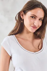 Remera de algodón peinado color camel, con ajuste al cuerpo, escote redondo con detalle calado y mangas cortas.