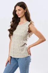 Musculosa blanca con estampado floreado sutil y volados en los hombros, de corte recto.