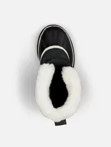 Bota de nieve Sorel modelo Caribou, con diseño impermeable de caña alta. Presenta una estructura de nubuck negro con costuras selladas, base de goma vulcanizada resistente al agua y forro interior de fieltro con borde de pelo sintético tipo Sherpa.