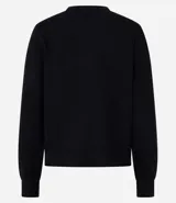 Cardigan de punto rosa con cuello redondo y abotonado delantero. De manga larga y corte clásico.