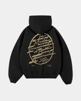 Canguro negro de corte oversize con capucha y bolsillo frontal. Presenta un diseño gráfico circular estampado en color beige en la espalda con tipografía estilizada y detalles de texto en la parte inferior.