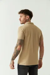 Remera polo blanca de manga corta, con cuello clásico, cierre de tres botones y logo estampado en el pecho.