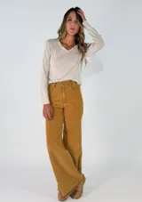 Pantalon de pana de corte recto y tiro medio, con diseño de pierna ancha y ruedo desflecado. Cuenta con cierre frontal y bolsillos laterales.