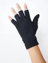 Guantes sin dedos de símil suede color negro, con forro interior de terciopelo negro.