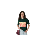 Remera oversize verde oscuro de manga corta con estampa frontal rectangular en tonos amarillos y rojos de un auto de carreras.