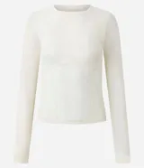 Remera deportiva de manga larga y cuello redondo, confeccionada en microfibra de poliamida con elastano, de diseño ajustado y corte entallado, con detalles en tul.