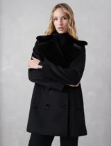 Tapado de lana Michael Kors con doble abotonadura y cuello de solapa ancha revestido en piel sintética. Presenta cierre frontal con seis botones grabados, bolsillos laterales de ojal y silueta de corte recto a la altura del muslo.