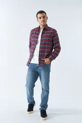 Camisa de viyela a cuadros negros, blancos y rojos, de corte slim fit, con bolsillos en el pecho, manga larga y cierre con botones.