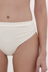 Calzón de bikini de tiro alto color crema, con diseño fruncido en la cintura y cobertura clásica.
