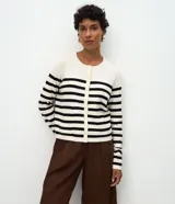 Cardigan corto de punto de la marca Cortelle, con diseño de rayas horizontales en blanco y negro, cuello redondo, cierre frontal de botones y mangas largas.