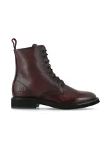 Botin acordonado de cuero color bordeaux, con suela plana de goma negra y detalle de marca grabado en el lateral.