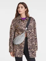 Bandolera Longchamp modelo Crossbody Smile S, color plateado con lentejuelas y correa ancha de nylon negra con logo de la marca.