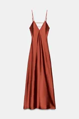 Vestido midi de tejido satinado color terracota, con escote en pico, tirantes finos ajustables y espalda con tiras cruzadas.