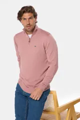 Buzo de tejido fino en hilo de algodón, color rosado, con cuello alto y cierre frontal parcial con detalle en cuero. Presenta puños y ruedo acanalados y un pequeño logo bordado en el pecho.