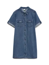 Vestido corto de denim en tono celeste claro, con cuello camisero, cierre frontal con botones metálicos, bolsillos con solapa en el pecho y mangas cortas con vuelta.