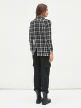 Blazer marrón con estampado a cuadros, doble botonadura y solapas de muesca.