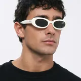 Gafas de sol con montura ovalada color blanco y lentes verdes.