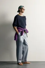 Pantalón chino para hombre de corte relajado, confeccionado en tejido de algodón con efecto lavado en color celeste. Cuenta con bolsillos delanteros, bolsillos traseros de vivo con botón y cierre frontal con cremallera y botón.
