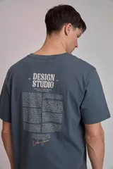 Remera de manga corta color verde oscuro, de corte holgado y cuello redondo.