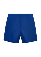 Short de tiro medio confeccionado en lino, con diseño recto, bolsillos laterales y cierre oculto de botón, gancho y cremallera.