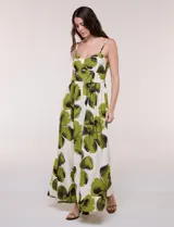 Vestido maxi de fondo blanco con estampado de flores grandes en tonos verde y marrón, con escote en V, breteles finos y detalle de abertura cut-out en el centro del busto.