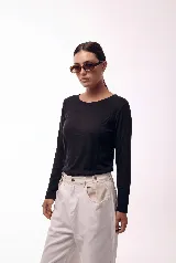 Remera de manga larga con cuello redondo, confeccionada en una mezcla de fibras naturales. Presenta un diseño básico y versátil, ideal para usar como prenda principal o como capa base.