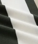 Suéter de punto con cuello redondo y manga larga, diseñado con un patrón de bloques de color en tonos beige, blanco y gris. Presenta un corte regular que se ajusta de forma anatómica al cuerpo.