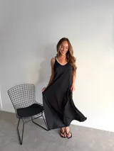 Vestido largo blanco con estampado de lunares negros, escote en V y tirantes finos.