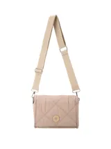 Bandolera de diseño acolchado con costuras en forma de rombos, color beige. Cuenta con una solapa frontal con cierre de botón magnético circular grabado y una correa larga ajustable de tela con el nombre de la marca estampado.