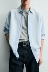 Camisa relaxed fit de denim ligero color celeste, con cuello solapa, manga larga con puños abotonados y cierre frontal de botonadura. Confeccionada con una mezcla de lino y algodón con efecto lavado.