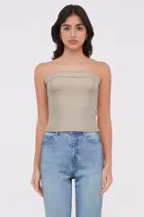 Top strapless color beige, corte cropped y ajustado al cuerpo.