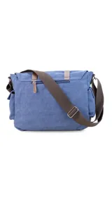 Morral de tela canvas color gris con detalles en cuero marrón, con tapa y doble bolsillo frontal, trasero y laterales. Interior espacioso con compartimento para notebook de 15". Correa de galón regulable para mayor comodidad.