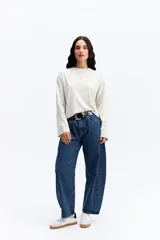 Remera de manga larga con corte oversize, cuello redondo y hombros caídos, confeccionada en algodón.