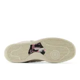 Championes New Balance Numeric 480, color blanco hueso con detalles en gamuza beige. Cuentan con el logo "N" en los laterales y suela de goma.