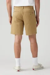 Bermuda color beige de corte recto.