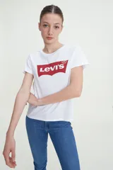 Remera blanca de algodón con logo rojo de Levi's estampado en el pecho.