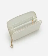 Billetera grande color negro, con cierre de cremallera perimetral y panel frontal acolchado con diseño de rombos. Presenta una placa metálica dorada en el centro y un dije colgante triangular dorado unido a la cremallera.