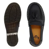 Mocasines Dr. Martens modelo Adrian, confeccionados en cuero negro granulado con detalle de flecos y borlas en el empeine. Presentan las características costuras amarillas en el cerco de la suela y suela gruesa ranurada de goma.